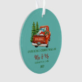 Rode vrachtwagen dennenbomen onze eerste kerst ornament (voorkant)