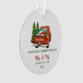 Rode vrachtwagen dennenbomen onze eerste kerstvaka ornament (voorkant)