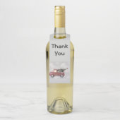 rode vrachtwagen op een grijze achtergrond flessenhanger (Op fles)