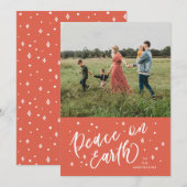 Rode Vrede op Aarde Lettering Christmas Photo Feestdagenkaart (Voorkant / Achterkant)