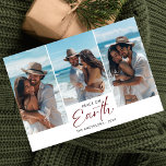 Rode Vrede Op Aarde Paar Strand Foto Kerstmis Feestdagenkaart<br><div class="desc">Vier het seizoen met een rode "Peace on Earth" paar strand foto kerstkaart. Deze kustvakantie-groet is voorzien van een zwart-wit paarfoto,  die de sereniteit van het strand vastlegt. Perfect voor een boho-minimalistische sfeer,  deze eenvoudige moderne kerstkaart stuurt een vredige en warme boodschap van "Vrolijk kerstfeest" vanaf de kust.</div>