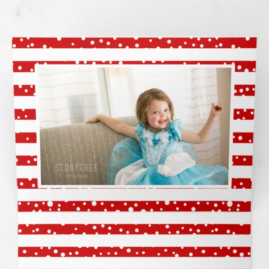 Rode vreugde en kerstfeestfoto's met bessen drieluik wenskaart (Binnenzijde eerst)