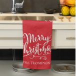 Rode vrolijke kerstscript gepersonaliseerd theedoek<br><div class="desc">Dit ontwerp is voorzien van een vrolijk kerstfeest,  met kalligrafie script,  een eenvoudige groene,  gastvrouw souvenir cadeau,  kunt u creëer uw eigen,  ideaal voor vakantie bakken,  een leuke grillige,  ideaal voor feestelijke grappig,  Xmas,  minimalistisch cadeau.</div>