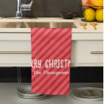 Rode vrolijke kerststreep gepersonaliseerd theedoek<br><div class="desc">Dit ontwerp is voorzien van een vrolijke kerst,  eenvoudige rood gestreepte keukendoek,  met een schattige leuke grillige,  moderne Kerstmis,  perfect voor vakantie bakken,  maakt een geweldige gastvrouw souvenir,  een rustieke elegante,  feestelijke winter,  minimalistische,  minimale stijl.</div>