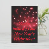Rode Vuurwerk Nieuwjaarsviering Uitnodigingen (Staand voorkant)