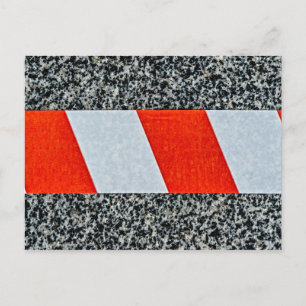 Rode waarschuwingstape over graniet steen briefkaart