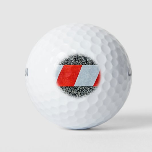 Rode waarschuwingstape over graniet steen golfballen (Voorkant)