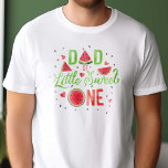 Rode Watermeloen zomer 1e verjaardag, papa's T-shirt<br><div class="desc">Vier de heuglijke gelegenheid van de eerste zomervakantie van uw baby meisje met ons "Watermelon Summer 1st Birthday, Dad's" shirt. Dit levendige stuk heeft een prachtig waterverf rode meloen ontwerp, aangevuld met grillige kalligrafie in een verfrissende limoengroen, perfect om de essentie van de zomer vast te leggen. Het gedurfde rode...</div>