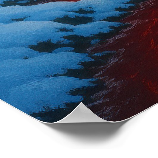 Rode waterval in het winterse sneeuwlandschap poster (Hoek)