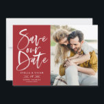 Rode Waterverf borstel kalligrafie foto Save The Date<br><div class="desc">Rode Waterverf Borstel Kalligrafie Foto Opslaan Onze Datum Kaart | Kondig aan familie en vrienden uw huwelijksdatum met dit aan te passen bewaar de datum vlakke kaart. Het is voorzien van handgeschreven moderne kalligrafie op een rode achtergrond. Deze stijlvolle foto bewaart de datumkaart is perfect voor elk trouwseizoen en thema....</div>