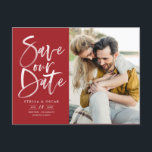 Rode Waterverf Borstel Kalligrafie Save Our Date Aankondigingskaart<br><div class="desc">Rode Waterverf Borstel Kalligrafie Foto Sla onze datum Briefkaart | Kondig aan familie en vrienden uw trouwdatum met deze aanpasbare save the date briefkaart. Het beschikt over handgeschreven moderne kalligrafie in een rode achtergrond. Deze stijlvolle foto save the date kaart is perfect voor elk trouwseizoen en thema. Andere kleuren en...</div>