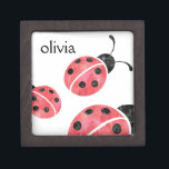 Rode Waterverf Ladybugs gepersonaliseerde meisjes Premium Decoratie Doosje<br><div class="desc">Deze gepersonaliseerde doos is zeker om een glimlach te maken op het gezicht van een meisje dat van een ladybug houdt. De doos bevat zoete ladybugs in zachte, roze en zwarte waterverven. Personaliseer met een naam, een uitdrukking, of verlaat leeg. Coördineert met onze Waterverf Ladybug collectie van giften, accessoires, partijbenodigdheden...</div>