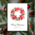 Rode Waterverf Stijl Poinsettia Krans Kerstmis Feestdagenkaart<br><div class="desc">Een zoete waterverf stijl kerstkrans van rode bessen en poinsettia bloemen ziet er eenvoudig en elegant uit met klassiek type op deze klassieke vakantiekaart met een foto en ruimte voor een langere boodschap op de achterkant van deze platte kaart.</div>