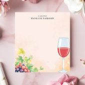 Rode wijn en druiven wijngaard gepersonaliseerde n notitieblok