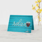 Rode wijn en relax touw tekst op turquoise hout kaart (Gele Bloem)