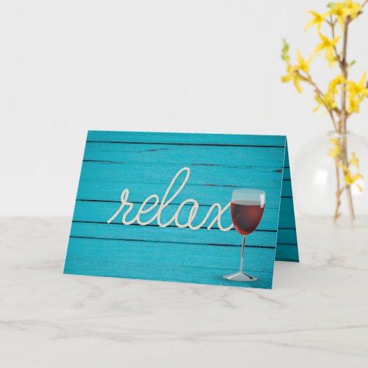 Rode wijn en relax touw tekst op turquoise hout kaart (Gele Bloem)