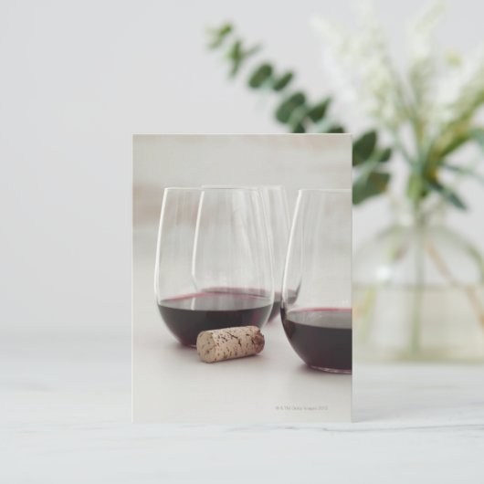 Rode wijn in stemless glazen briefkaart (Staand voorkant)
