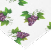 Rode wijndruiven op wit tafelkleed (Gekanteld)