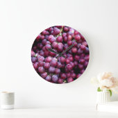 Rode wijndruiven: weelderige achtergrond. grote klok (Huis)