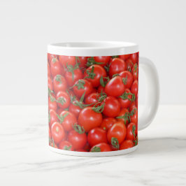 Rode wijnstok tomaten grote koffiekop