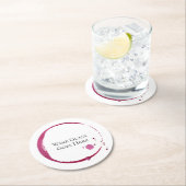 Rode wijnvlekken en druppels rond papier, onderzet ronde kartonnen onderzetter (Insitu)