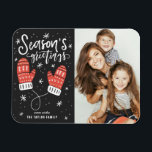 Rode Winter Mittens Fotoseizoen Groeten Magneet<br><div class="desc">Vier de vakantiegeest met onze aanpasbare kerstmagneet! Perfect voor het vastleggen van uw favoriete feestelijke momenten, deze magneet stelt u in staat om een unieke souvenir te creëer die de vreugde en liefde van uw gezin tijdens de feestdagen laat zien. Deze foto-kerstmagneet is voorzien van moderne kalligrafie en rode winterwanten....</div>