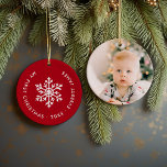 Rode Winter Sneeuwvlok Eerste Kerst Keepsake Keramisch Ornament<br><div class="desc">Keramische vakantie ornament gepersonaliseerd met de foto van uw baby en aangepaste "Mijn Eerste Kerstmis" tekst. Dit eenvoudige moderne vakantieontwerp heeft een witte sneeuwvlok op een feestelijke rode achtergrond. Gebruik de ontwerpgereedschappen om een achtergrondkleur te kiezen, tekstlettertypen en -kleuren te bewerken en uw eigen foto's toe te voegen aan creëer...</div>