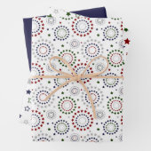 Rode witte blauwe groene cirkels sterren inpakpapier vel (In situ)