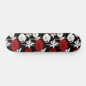 Rode, witte bloemen op zwart. persoonlijk skateboard (Horizontaal)