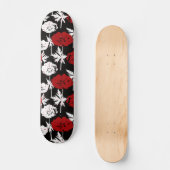 Rode, witte bloemen op zwart. persoonlijk skateboard (Voorkant)
