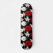 Rode, witte bloemen op zwart. persoonlijk skateboard (Voorkant)