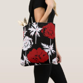 Rode, witte bloemen op zwart. tote bag (Dichtbij)