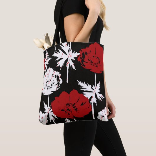 Rode, witte bloemen op zwart. tote bag (Dichtbij)