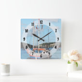 Rode, Witte en Blauwe Boot bij St. Thomas Vierkante Klok (Huis)