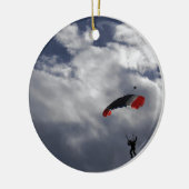 Rode witte en blauwe parachute met wolken keramisch ornament (Links)