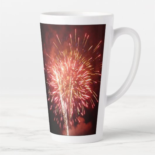 Rode, Witte en Blauwe Vuurwerk II Patriottisch Latte Mok (Rechts)