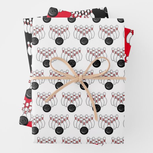 Rode, witte en zwarte bowlingballen en spelden inpakpapier vel (In situ)