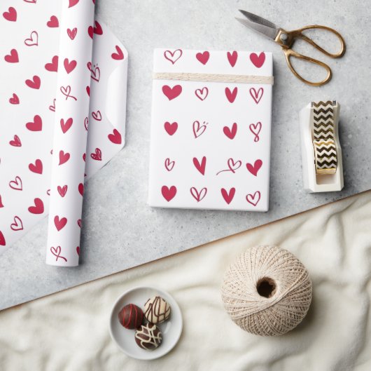 Rode witte handgetekende Valentijnsdag harten Cadeaupapier (Crafts)