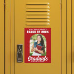 Rode Witte Klasse van 2025 Foto Afstuderen Magnet<br><div class="desc">Deze moderne rode en witte aangepaste senior foto-afstuderen aankondigingsmagneet is voorzien van uw middelbare school- of universiteitsnaam voor de klas van 2025. Pas met jouw naam aan onder het chique,  gedurfde handgeschreven script en zwart afstudeerders pet voor een geweldige gepersonaliseerde afstuderen magnetische kaart.</div>