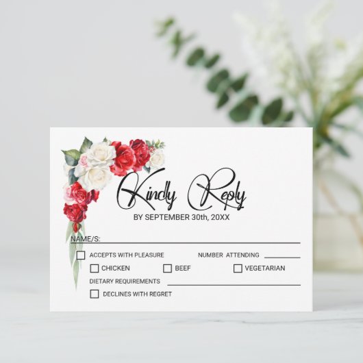 Rode Witte Roos Bloemen Huwelijk RSVP Kaartje (Staand voorkant)
