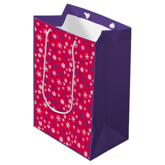 Rode Witte Sneeuwvlok Kerst Patroon Medium Cadeauzakje (Voorkant Gekanteld)