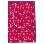 Rode Witte Sneeuwvlok Kerst Patroon Medium Cadeauzakje (Voorkant)