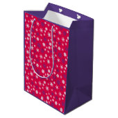 Rode Witte Sneeuwvlok Kerst Patroon Medium Cadeauzakje (Achterkant Gekanteld)