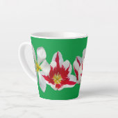 Rode Witte Tulpen Close-up Groene Latte Mok (Linkerhoek)