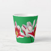 Rode Witte Tulpen Close-up Groene Latte Mok (Voorkant)