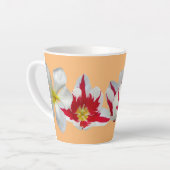 Rode Witte Tulpen Close-up Oranje Latte Mok (Linkerhoek)