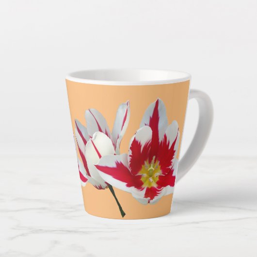 Rode Witte Tulpen Close-up Oranje Latte Mok (Rechterhoek)