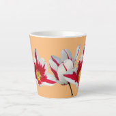 Rode Witte Tulpen Close-up Oranje Latte Mok (Voorkant)