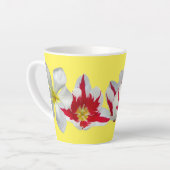 Rode witte tulpen sluiten gele latte Mok (Linkerhoek)