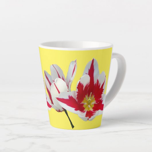 Rode witte tulpen sluiten gele latte Mok (Rechterhoek)